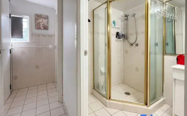 Spacious 4-Bedroom Family Home - Close to Airport & City