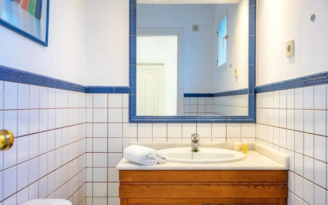 Lovely Apartment with View and Pool Ref 127