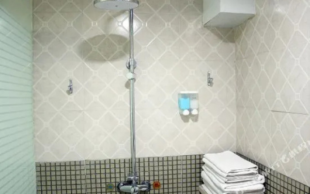 Home Inn Huayi Collection Hotel (724 Factory)