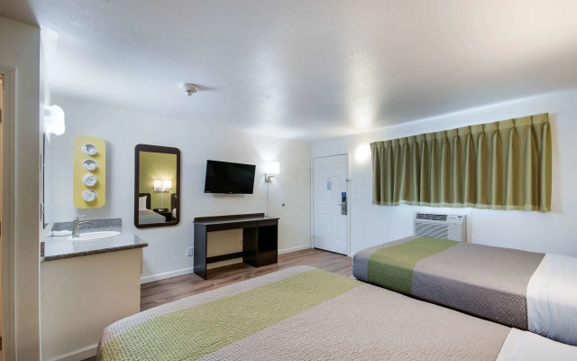 Motel 6 Burlington, WA