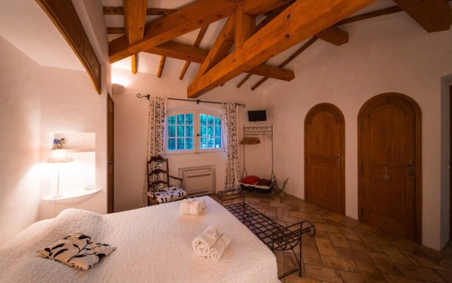 Villa with Spa, Pool and View of St Tropez's Gulf