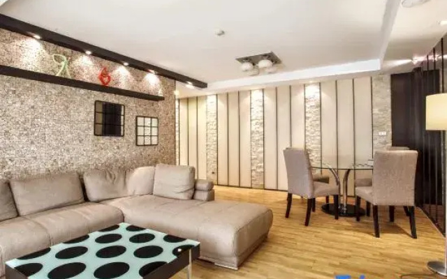 2A - Luxurious 2-Bedroom Condo in Central Bangkok with Gym and Swimming Pool