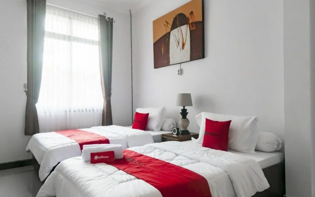 RedDoorz Syariah Plus near Trans Studio Cibubur