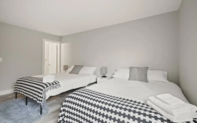 Beautiful 2BR 2BA Apartment With Modern Design