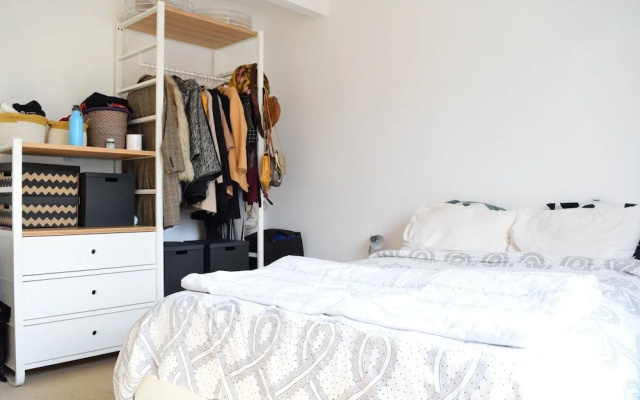 Spacious Apartment In East London With Balcony