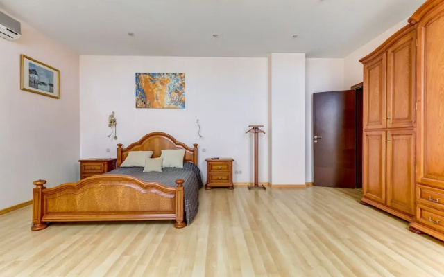 Home4day Spacious loft in the heart of Petersburg