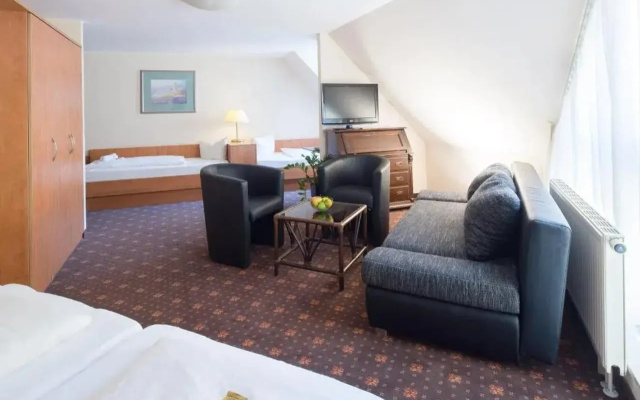 Maximilian Hotel & Apartments Weil am Rhein / Basel