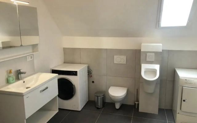 Huge BBQ Garden, Spacious Flat, AC, Free Parking 2