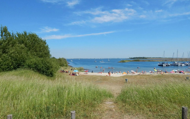 Traumhaftes-freistehendes-Ferienhaus-an-der-See-Strand-Yachthafen-W-Lan