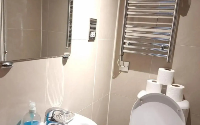 F103-1st Flr Mezzanine Studio Fit 3 Near Hyde Park