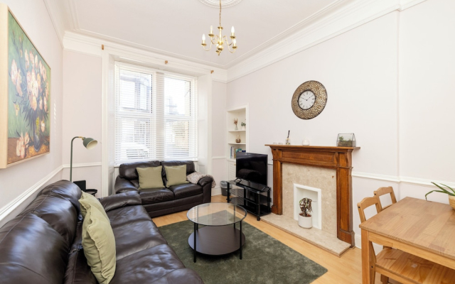 Elegant 2-Bed Flat with Edinburgh Charm