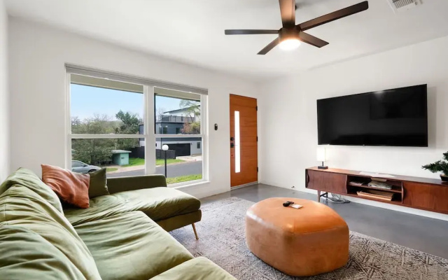 4 Bedroom Near Soco With a Private Pool & Sauna