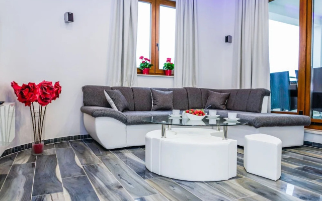 Luxurious Villa with Private Swimming Pool, Hot Tub, Sauna, Lovely Taverne