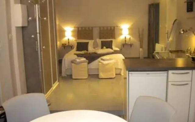 Little Suite - Suzanne (Adults Only)