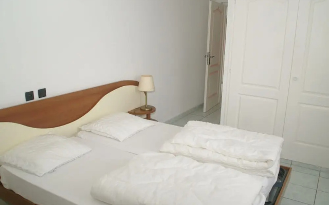Spacious house, 100m from the beach, swimming pool.