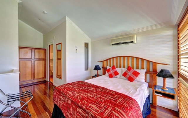 Burnett Riverside Hotel