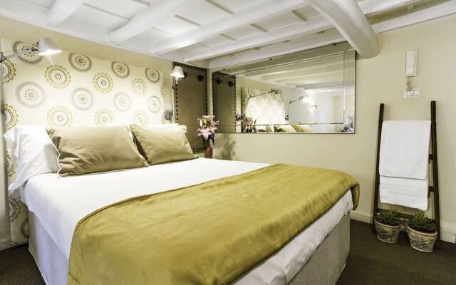 Отель Augustus - Two Bedroom Condo комната для гостей