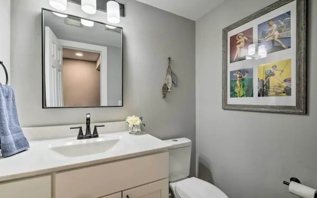 Airy Townhome: Close to Kayaking & Boating!