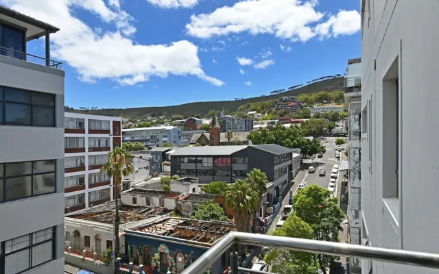 Modern 3-bed Apt Designer Touch Mountain Views