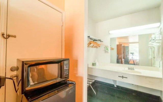 Castle Inn & Suites