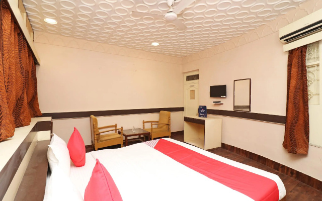 OYO 13657 Hotel Radhika
