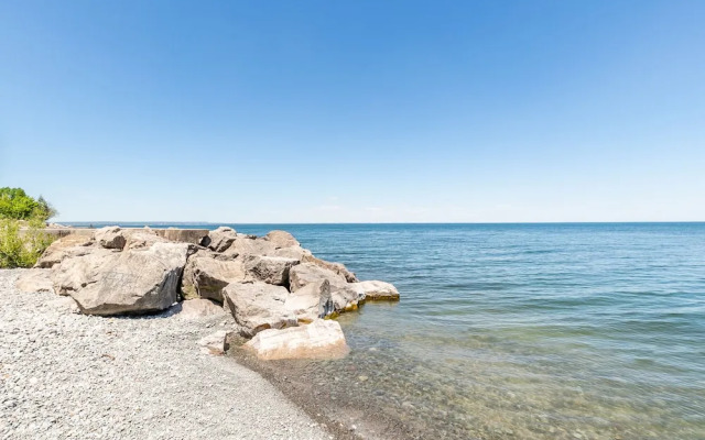 GLOBALSTAY. Modern Lake Ontario Townhomes