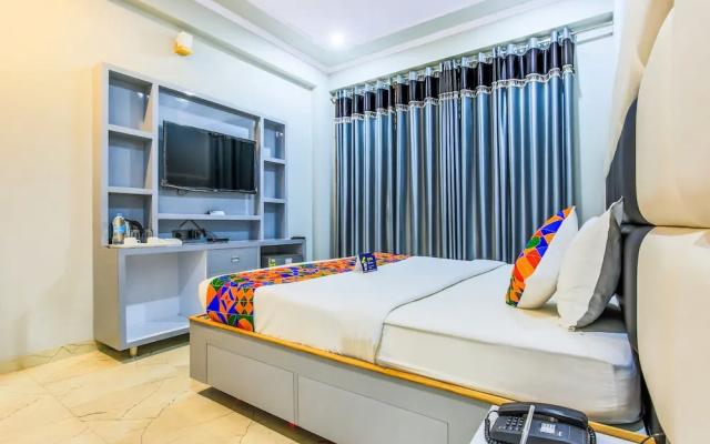 SR 1 by FabHotel
