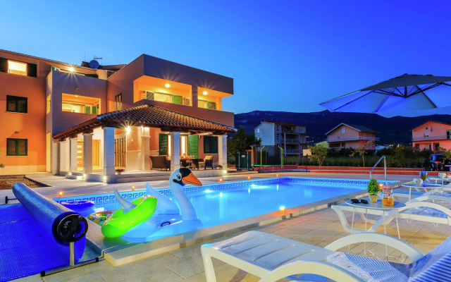 Modern Villa in Kaštel Novi with Pool