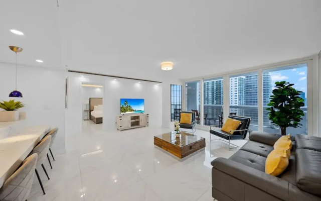 Chic Bayfront Condo With Stunning View