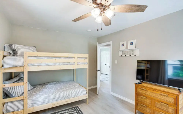 Walk to Lewisville Lake: Dog-friendly Texas Home