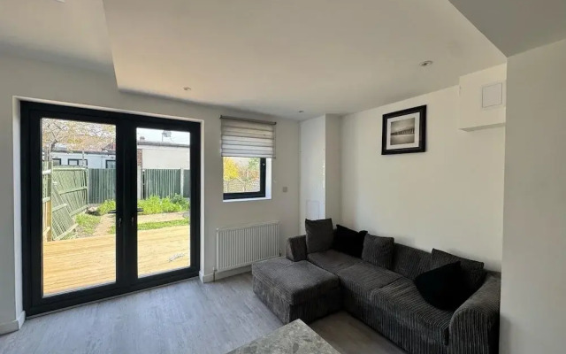 Three Double Rooms in Spacious Home