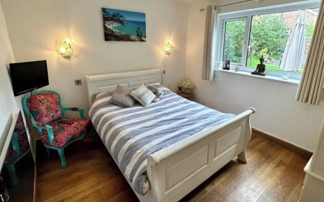 4 Bedroom House, Sleeps 8- Hot Tub, Pets, Parking
