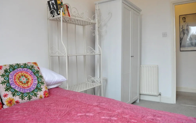 Bright 2 Bedroom Flat in Great Location