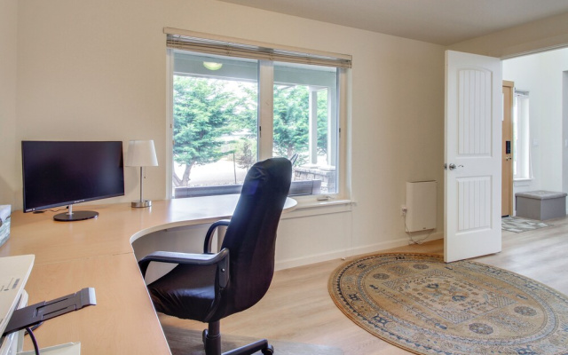 Spacious Bandon Getaway - 2 Blocks to Ocean!