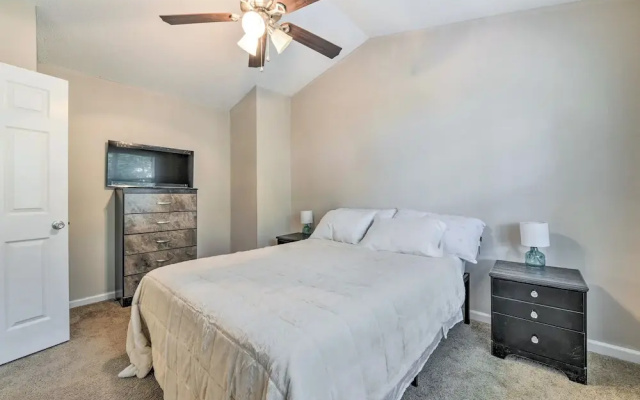 Chic Charlotte Townhome w/ Community Pool