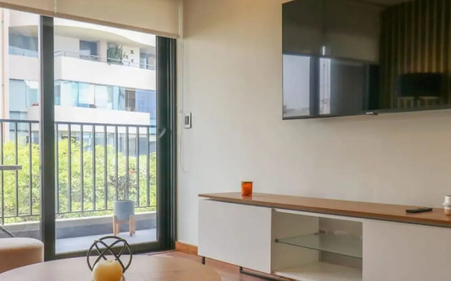 w Fascinating 1BR With Balcony in Miraflores