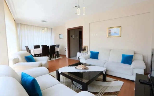 Flat With Two Living Rooms and Balcony in Uskudar