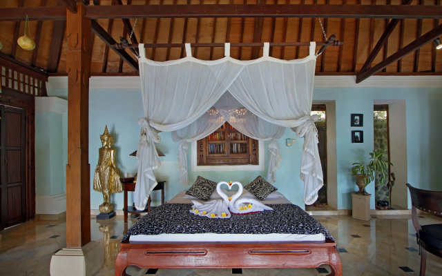 The Mahogany Villa
