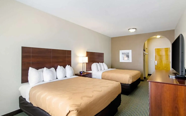 Quality Inn & Suites Near Tanger Outlet Mall