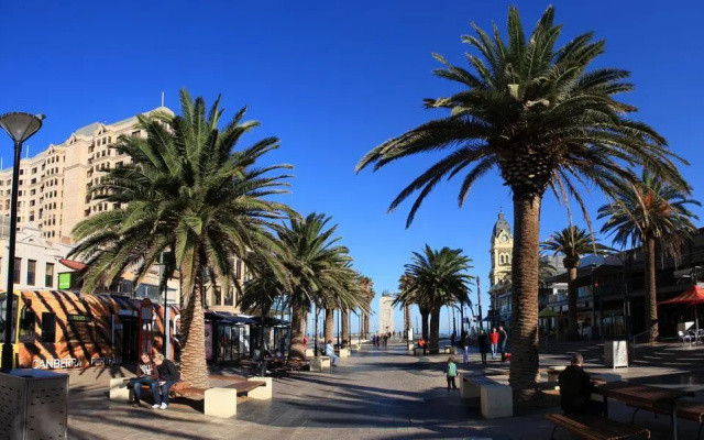 Glenelg Holiday Apartments-Ellis