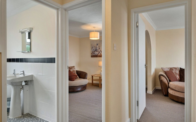 Cozy St Ives Apartment Retreat, No Deposit