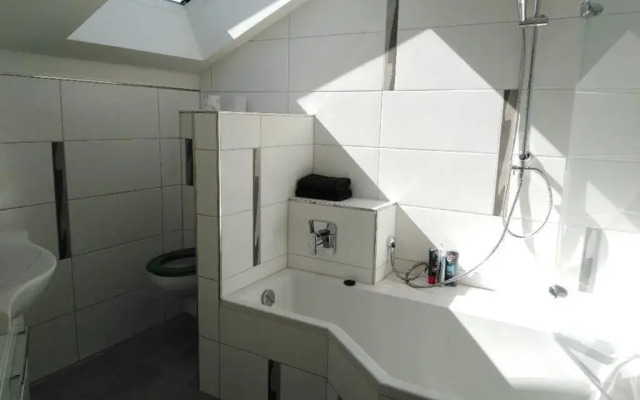 Komplette Dachwohnung mit Balkon und Bergblick