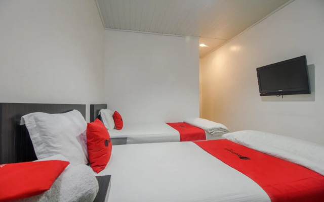RedDoorz Near Bangka Trade Center 2