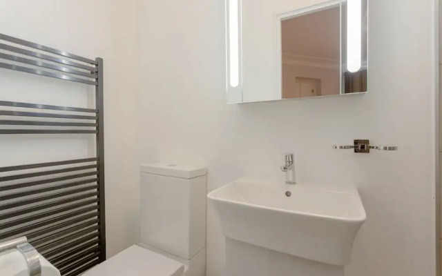 3 Bedroom House With Garden in Brondesbury