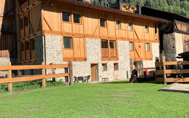 Camelot Luxury Houses Horses
