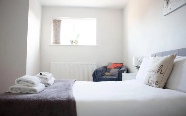Large 1st Floor Open Plan Apartment