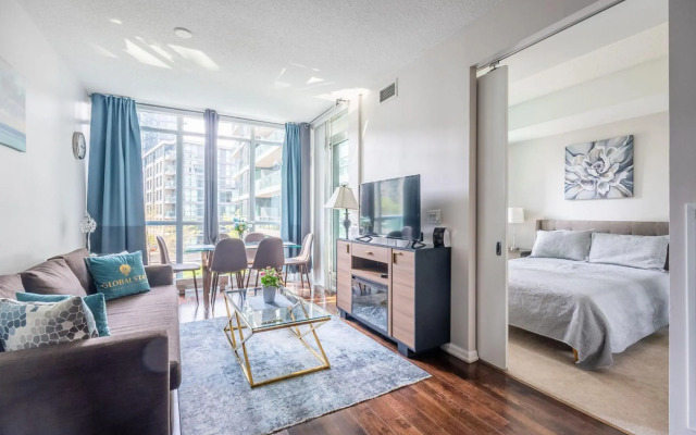 Modern Bright 1Br+Den Unit Downtown