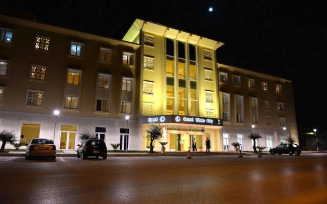 Отель Grand White City вид на фасад