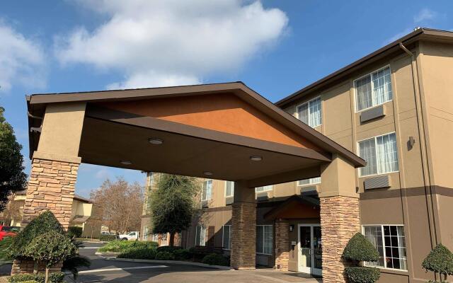 Отель Best Western Plus Rama Inn & Suites вид на фасад