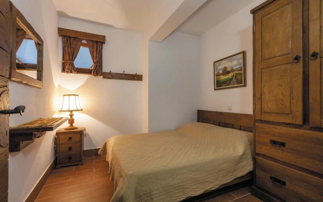 Beautiful Home in Makarska With Wifi and 7 Bedrooms